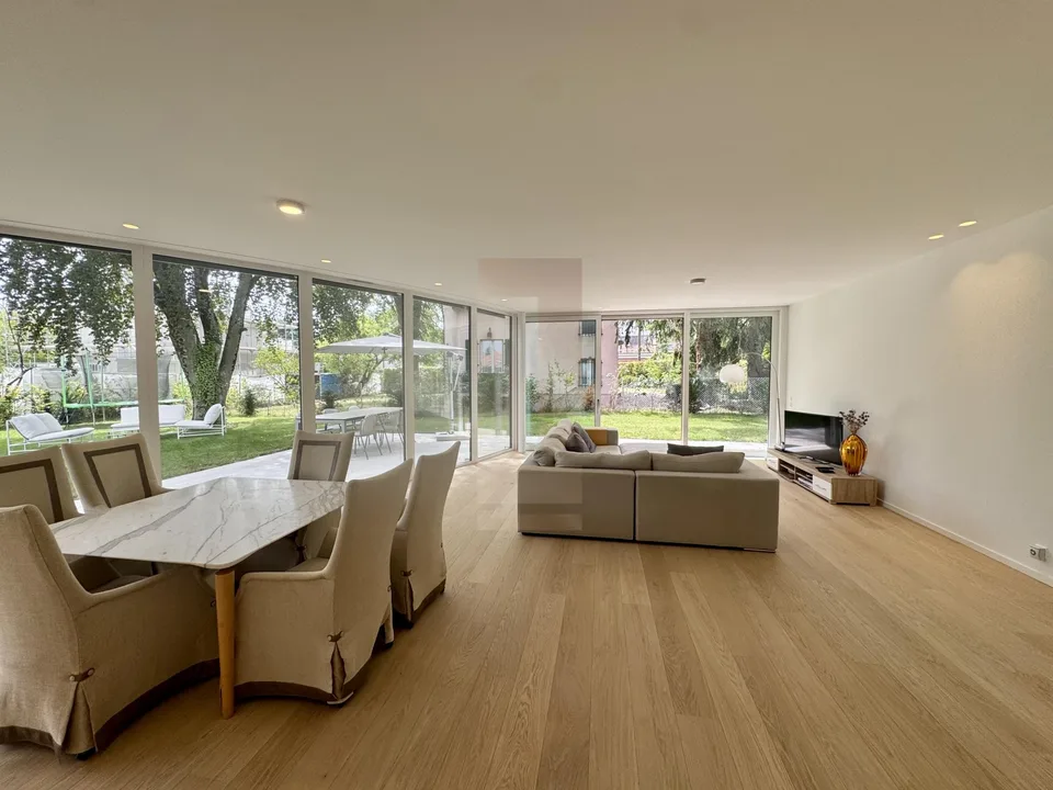Schöne moderne Villa mit Garten