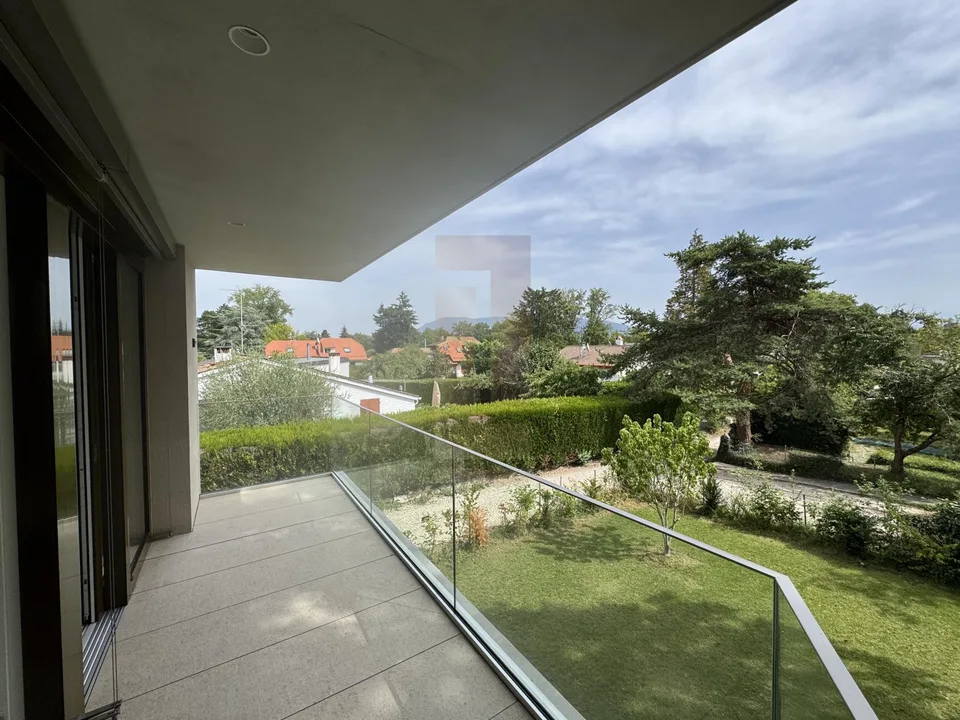 Schöne moderne Villa mit Garten