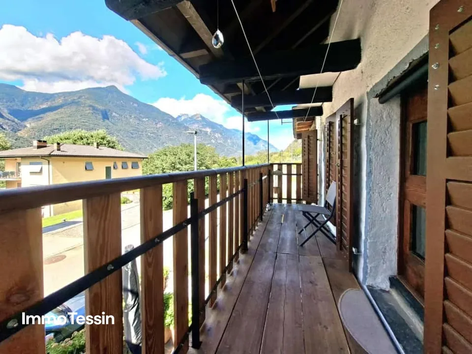 Maison confortable du Tessin entièrement rénovée dans un endroit calme avec belle vue, terrasse et balcon – photo 4 sur 13