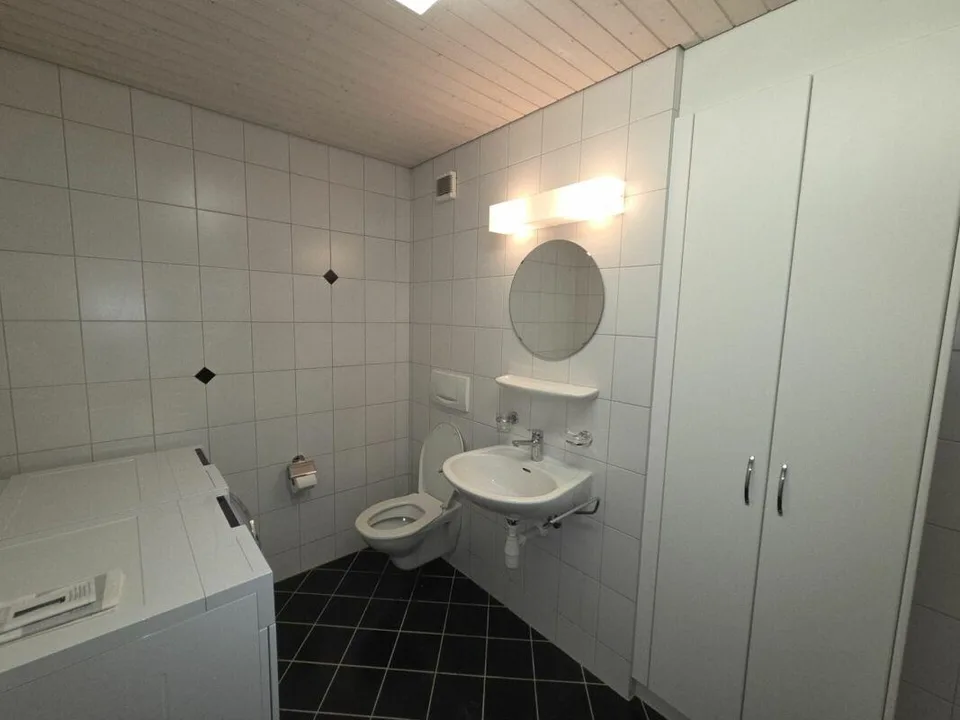 In vendita in Haushaldenstrasse 2a a 8374 Dussnang; bellissimo appartamento mansardato di 5½ locali, in una posizione tranquilla e soleggiata / solo 2 minuti a piedi dai mezzi pubblici! – foto 8 di 16