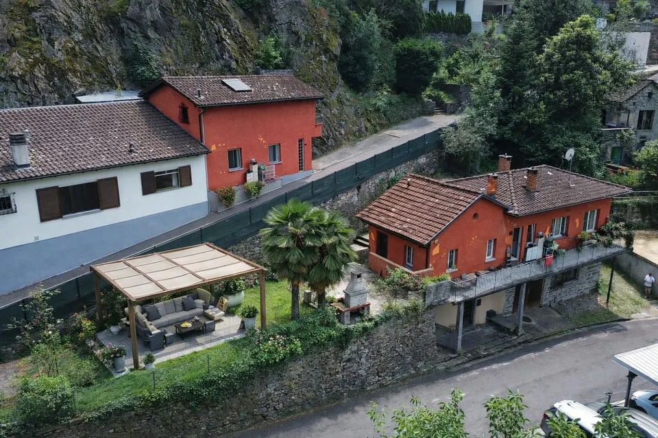 Casa secondaria con due appartamenti, garage e giardino – foto 4 di 13