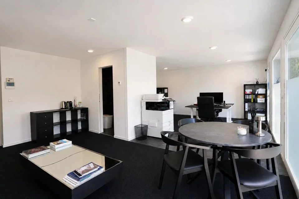 Bureau de 45 m² avec jardin privé et parking, près du lac – photo 2 sur 5