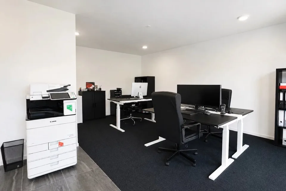 Bureau de 45 m² avec jardin privé et parking, près du lac – photo 3 sur 5