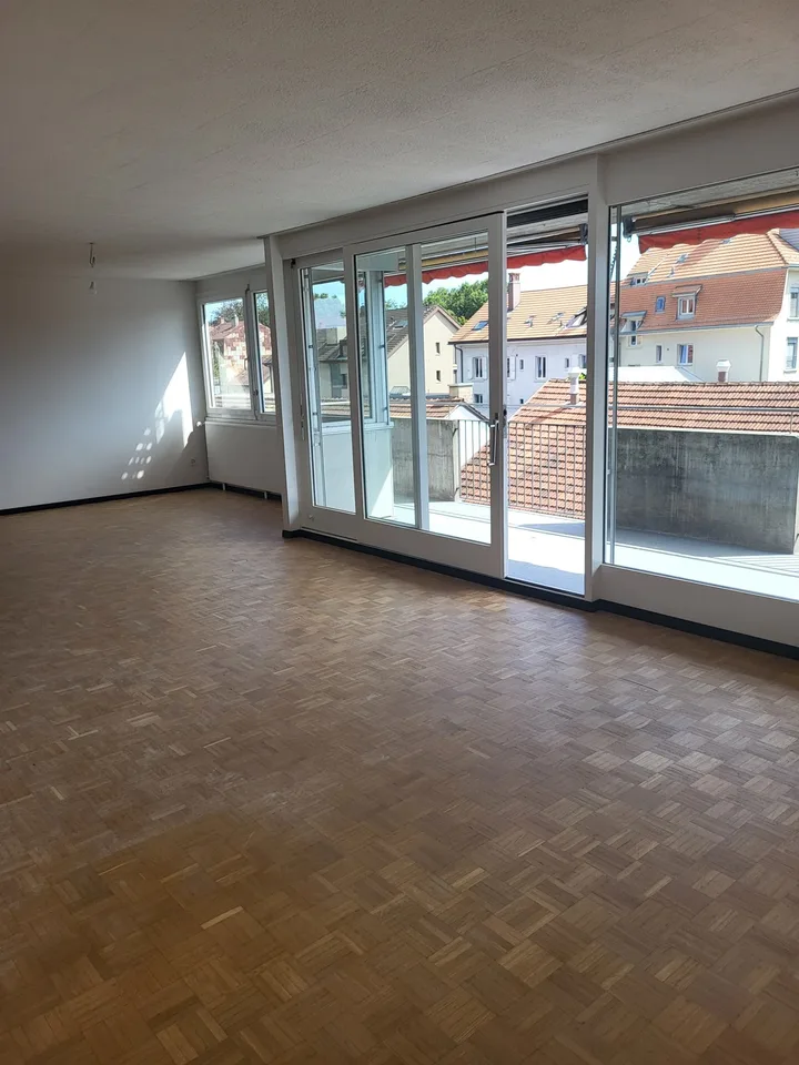 Appartamento straordinario di 4,5 stanze con vari balconi e ascensore a Bienne – foto 2 di 11