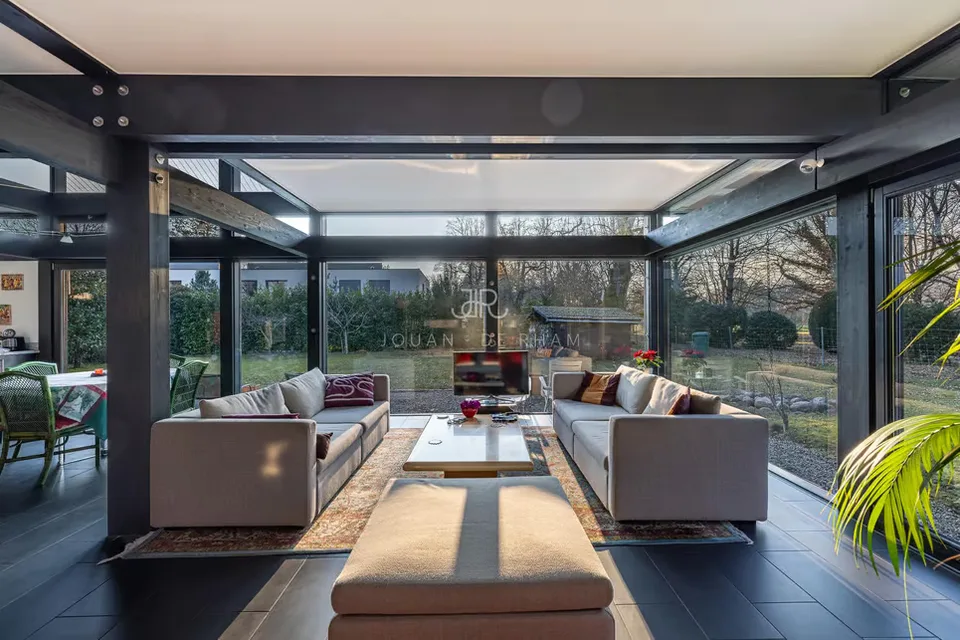 Villa luminosa e moderna con giardino alberato, ai margini del Golf di Ginevra – foto 10 di 17