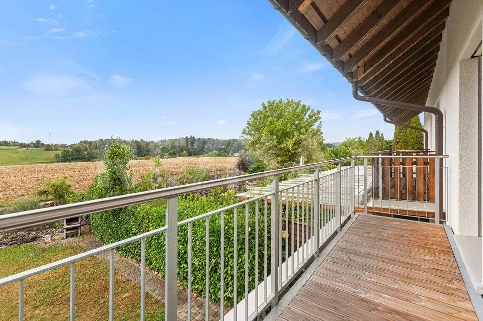 Maison de coin de 5,5 pièces avec beaucoup d'intimité et de vues dégagées – photo 3 sur 13