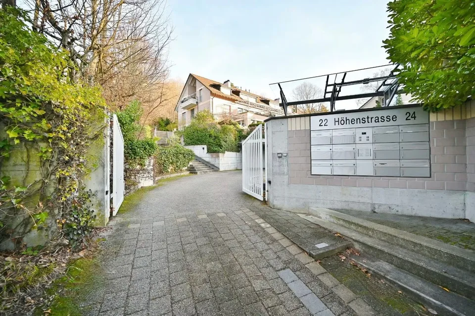 Exklusive 6.5-Zimmer-Wohnung auf zwei Ebenen mit Weitblick in Riehen
