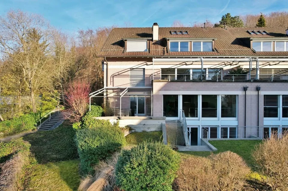 Exklusive 6.5-Zimmer-Wohnung auf zwei Ebenen mit Weitblick in Riehen