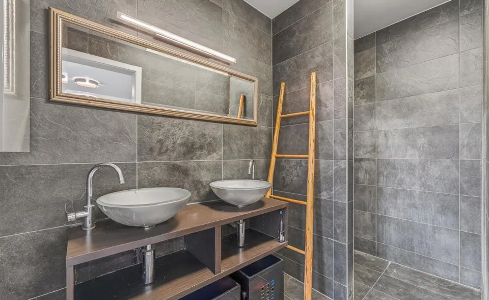 Villa familiare recente con piscina riscaldata e vista aperta – foto 10 di 35