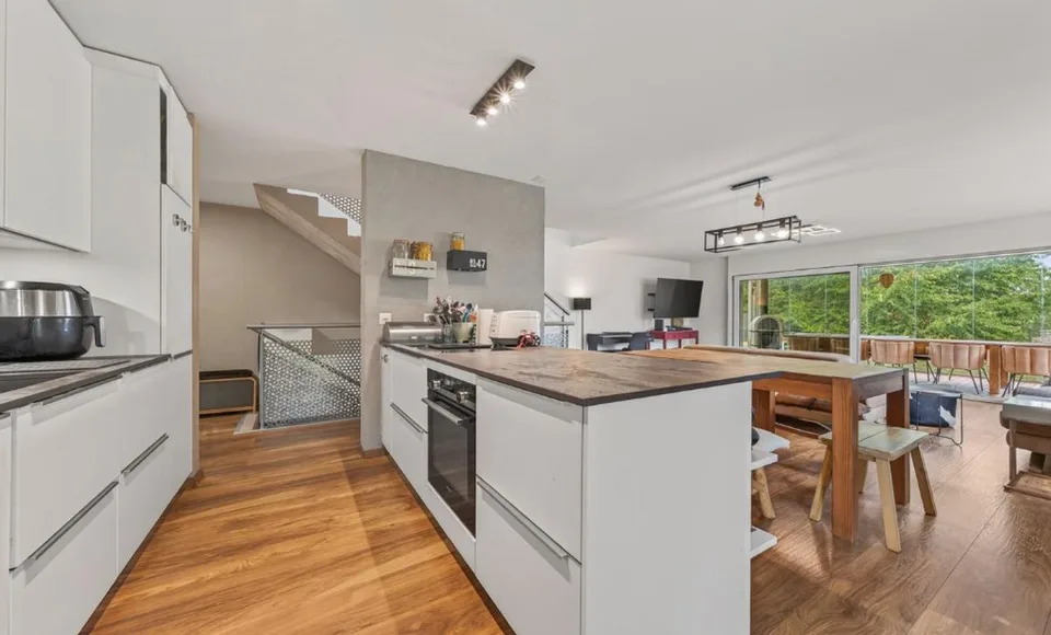 Villa familiare recente con piscina riscaldata e vista aperta – foto 5 di 35