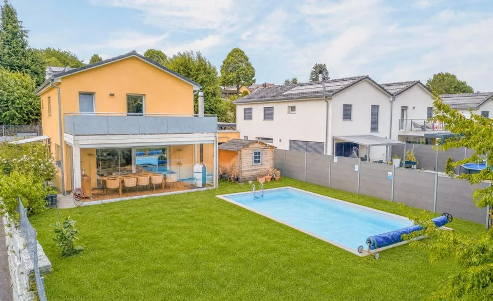 Villa familiare recente con piscina riscaldata e vista aperta – foto 2 di 35