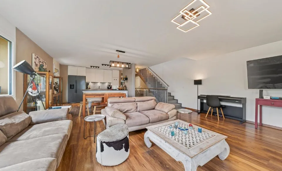 Villa familiare recente con piscina riscaldata e vista aperta – foto 3 di 35
