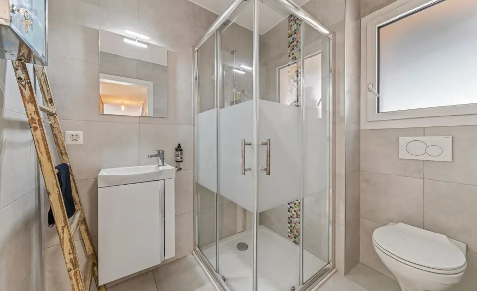 Villa familiare recente con piscina riscaldata e vista aperta – foto 7 di 35