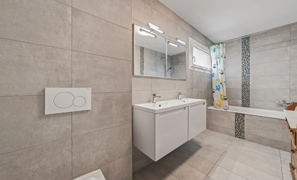 Villa familiare recente con piscina riscaldata e vista aperta – foto 13 di 35