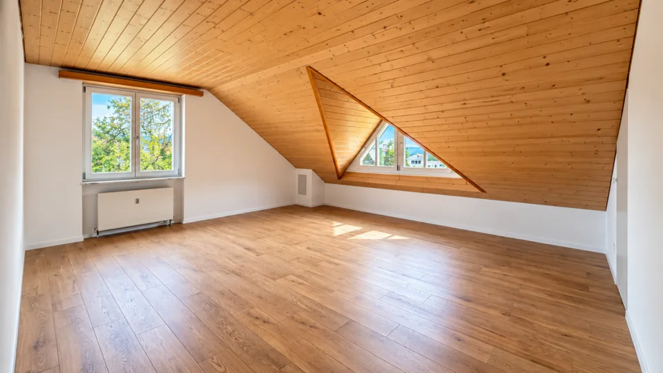 Grosszügige 4.5-Zimmer-Dachwohnung mit Cheminée & 2 Balkonen