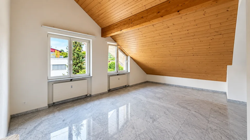 Grosszügige 4.5-Zimmer-Dachwohnung mit Cheminée & 2 Balkonen