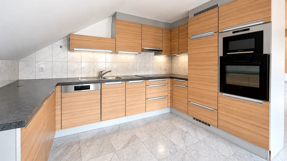 Grosszügige 4.5-Zimmer-Dachwohnung mit Cheminée & 2 Balkonen