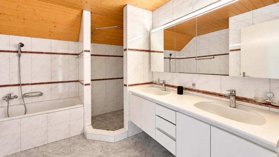 Grosszügige 4.5-Zimmer-Dachwohnung mit Cheminée & 2 Balkonen