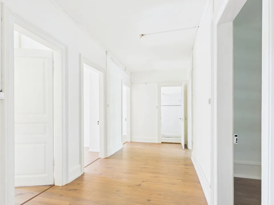 Buy multi-family house with 9 apartments and 2 catering businesses in Basel - central location – photo 8 of 13