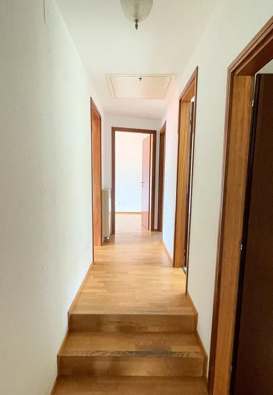 Geräumiges Haus mit großem Grundstück in einem Wohngebiet – Foto 15 von 18