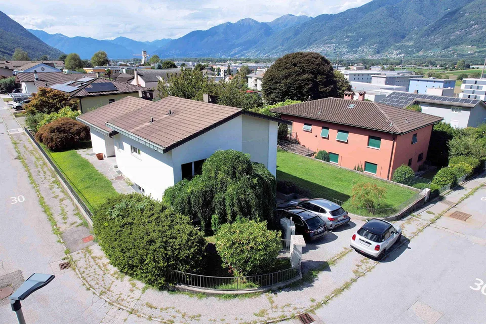 Geräumiges Haus mit großem Grundstück in einem Wohngebiet – Foto 2 von 18