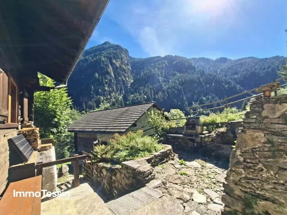 Ein wahres Alpenparadies: Authentisches und saniertes Rustico & ein unabhängiges Atelier und 3 Parzellen voller Freiheit auf 11000 m2 Grund – Foto 3 von 13