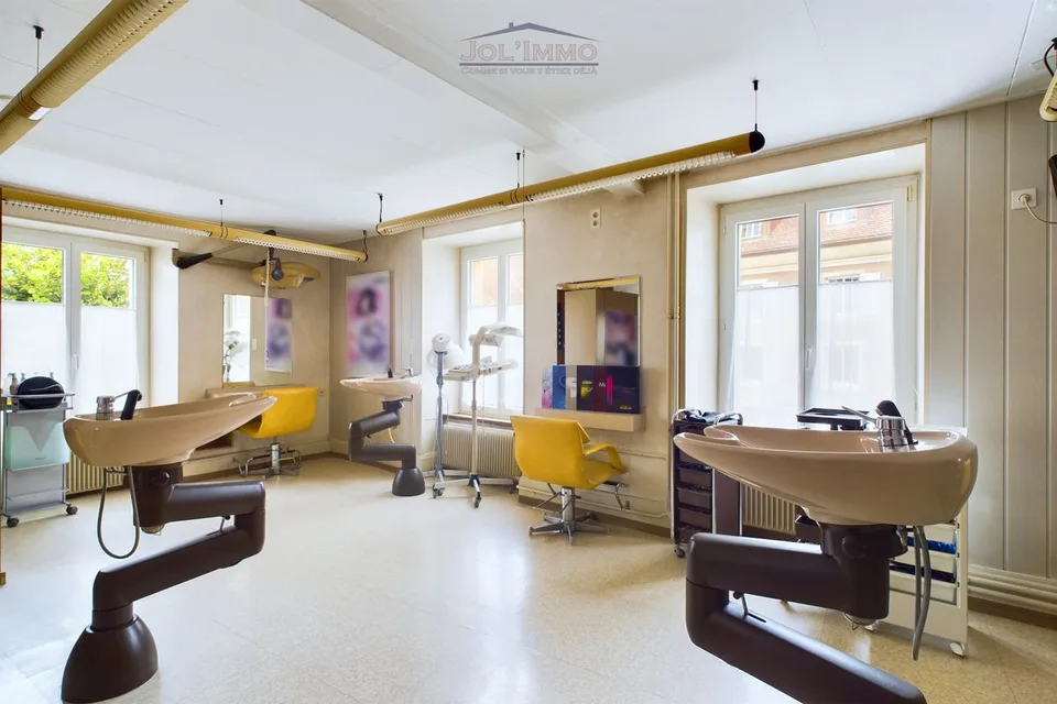 Prächtiges und großes Gebäude mit Geschäftsräumen – Foto 7 von 9