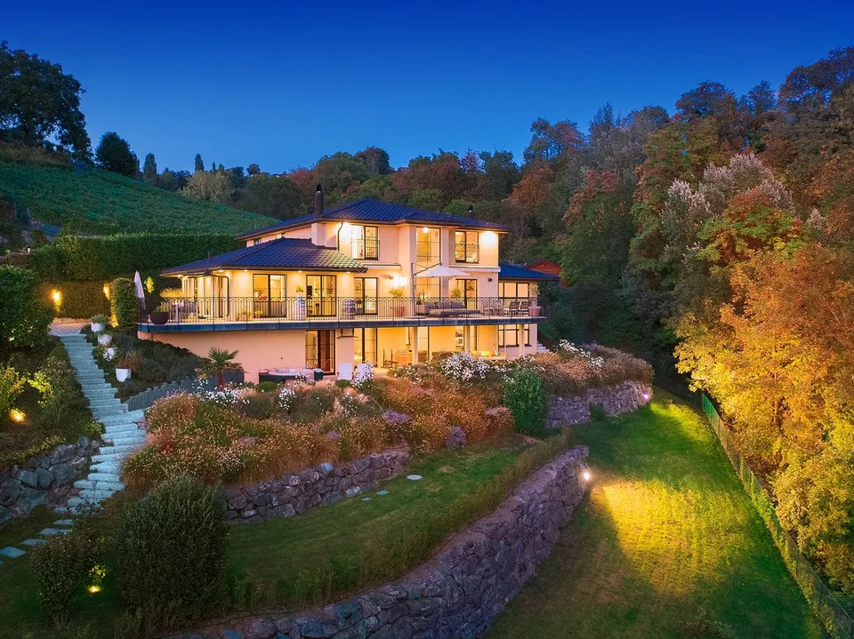 Villa von Ausnahme mit atemberaubendem Blick, zwischen See und Natur – Foto 1 von 38