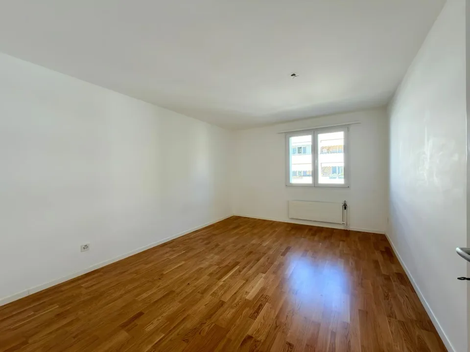 Bright 3.5-room apartment with balcony in Nidau – photo 3 of 9