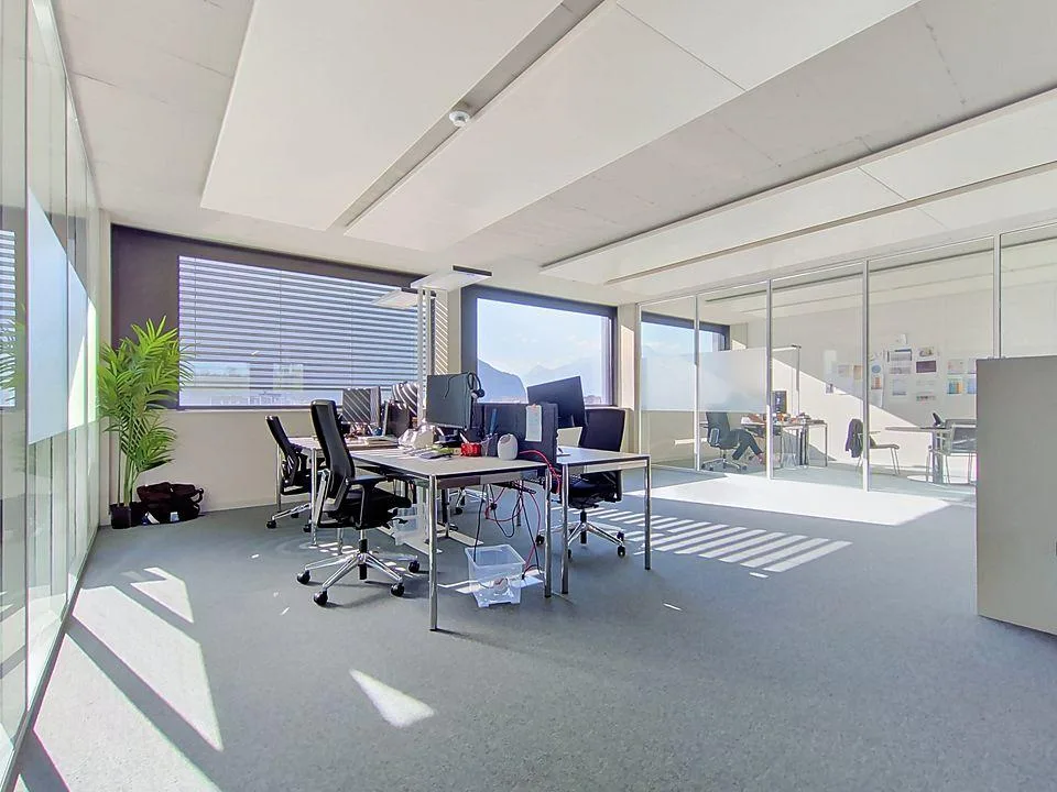 Nous vous proposons une surface commerciale lumineuse, parfaitement adaptée aux besoins des entreprises du secteur tertiaire, à la recherche d'un espace moderne, flexible et bien situé. L'immeuble est situé en zone industrielle. – photo 7 sur 8