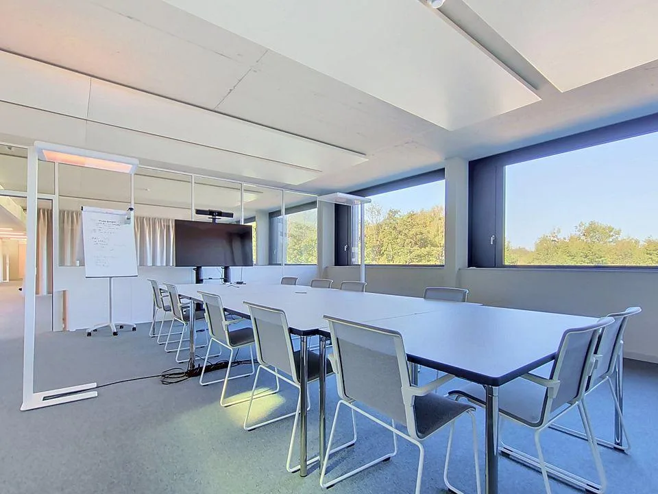 Nous vous proposons une surface commerciale lumineuse, parfaitement adaptée aux besoins des entreprises du secteur tertiaire, à la recherche d'un espace moderne, flexible et bien situé. L'immeuble est situé en zone industrielle. – photo 8 sur 8
