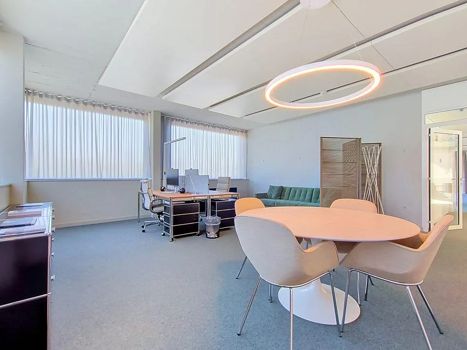 Nous vous proposons une surface commerciale lumineuse, parfaitement adaptée aux besoins des entreprises du secteur tertiaire, à la recherche d'un espace moderne, flexible et bien situé. L'immeuble est situé en zone industrielle. – photo 5 sur 8