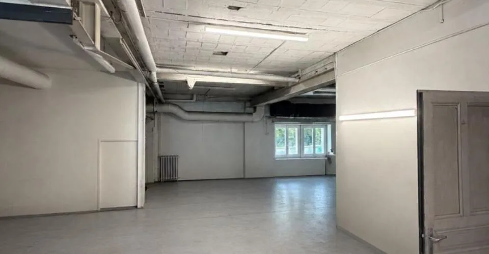 Le local est propre, lumineux et peut convenir à différentes activités : stockage, dépôt, atelier léger ou activité professionnelle, sous réserve de l'accord du bailleur et des autorisations administratives nécessaires. – photo 4 sur 4