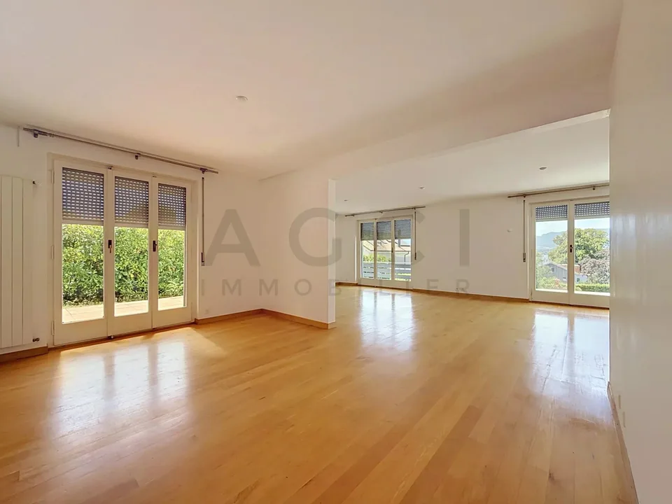 Magnifique villa avec vue panoramique et accès privé au lac ? Anières
