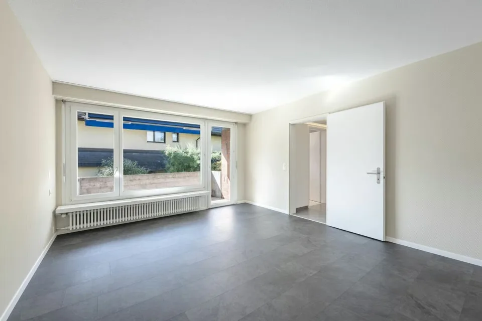 Sonnige 3.5-Zimmer-Wohnung mit Bergsicht & Garagenplatz – Foto 7 von 11