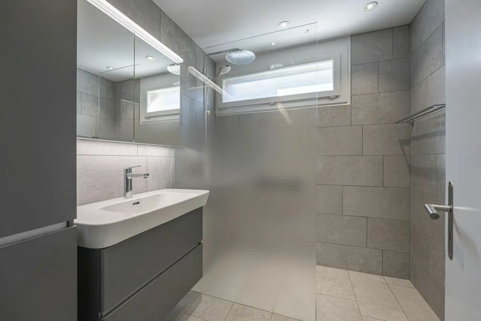 Sonnige 3.5-Zimmer-Wohnung mit Bergsicht & Garagenplatz – Foto 5 von 11