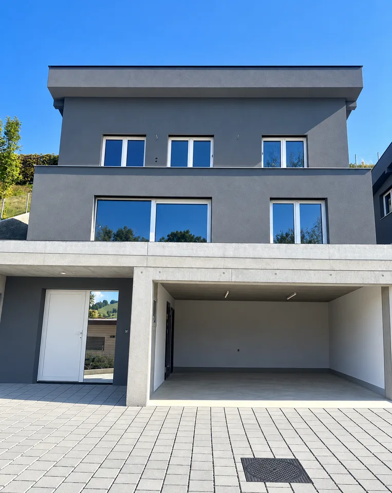 Maison individuelle moderne en construction dans un environnement naturel – photo 1 sur 23