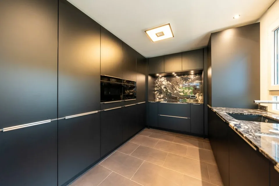 200 m² Vie de rêve avec vue sur le lac et espace pour toute la famille – photo 3 sur 13
