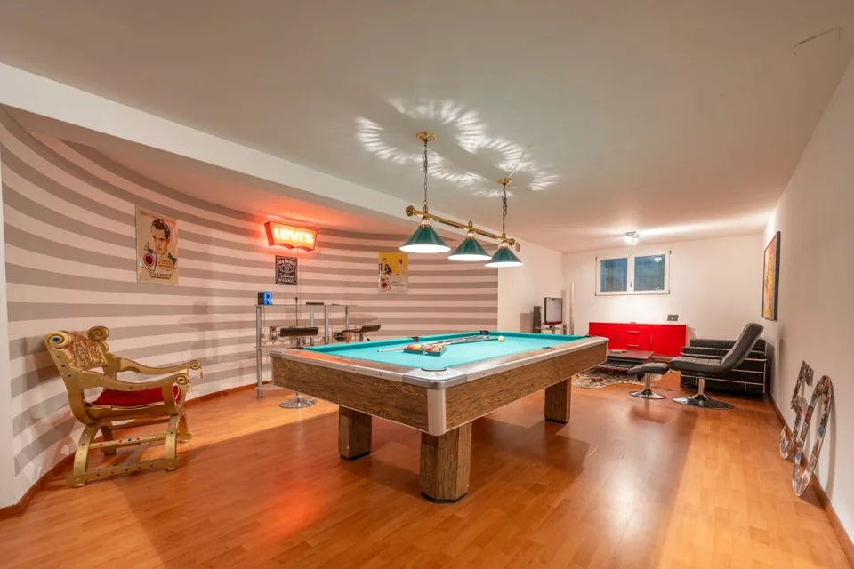 200 m² Vie de rêve avec vue sur le lac et espace pour toute la famille – photo 11 sur 13