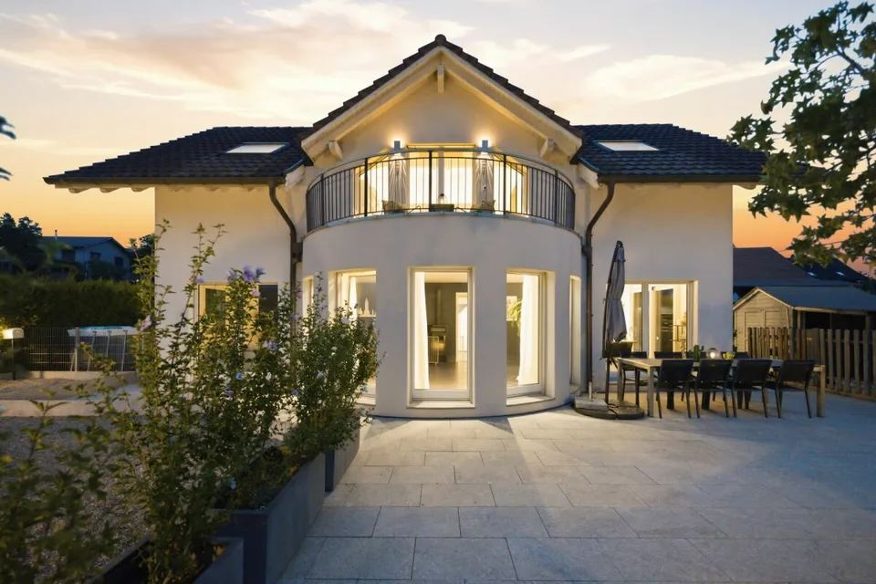 200 m² Vie de rêve avec vue sur le lac et espace pour toute la famille – photo 1 sur 13