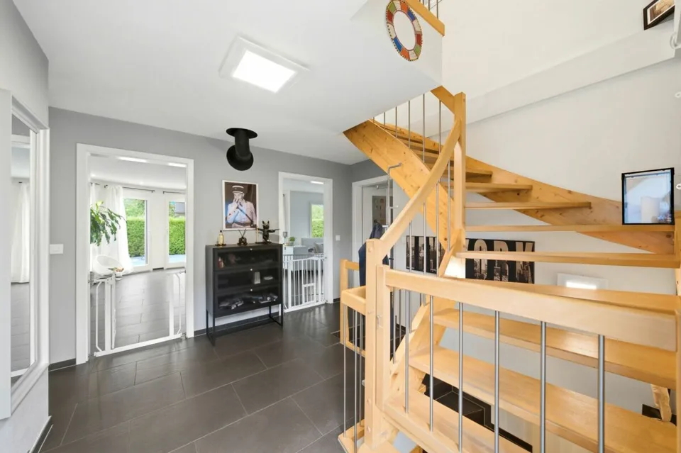 200 m² Vie de rêve avec vue sur le lac et espace pour toute la famille – photo 7 sur 13