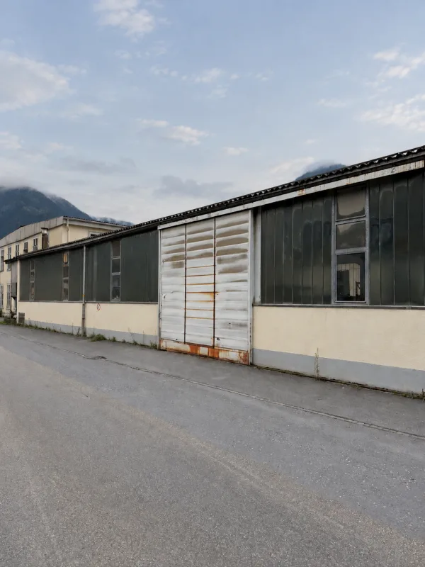 Aussen- und Einstellhallenplätze in Schwanden – Foto 2 von 3
