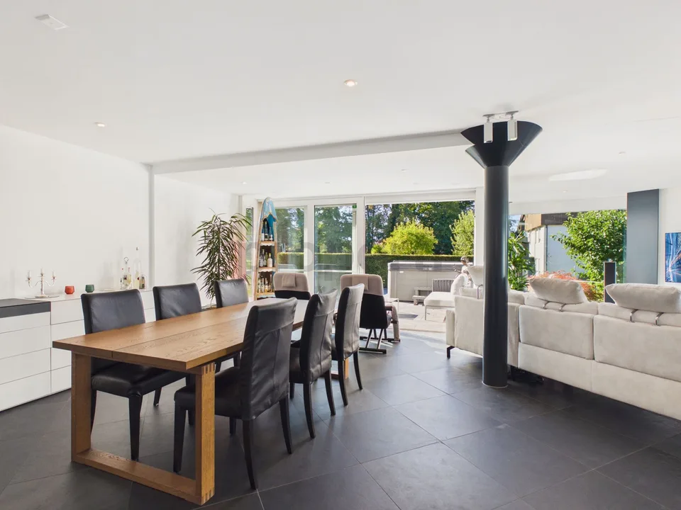 Family-friendly home with plenty of space, garden, and numerous extras