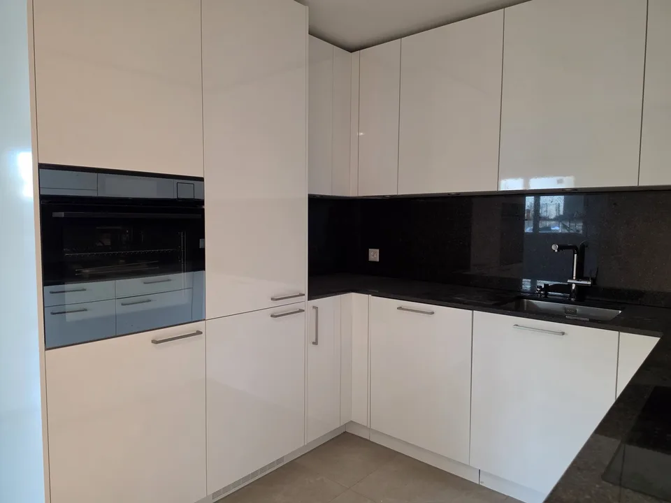 Erstvermietung im HIGH FIVE – 4.5-Zimmer-Gartenwohnung, Glattbrugg