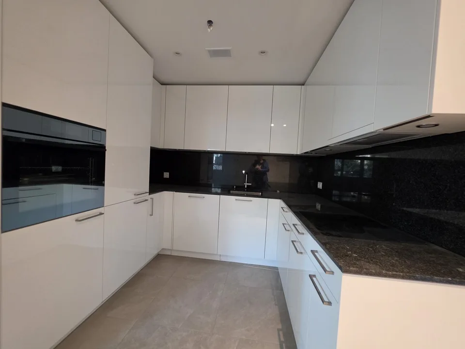 Erstvermietung im HIGH FIVE – 4.5-Zimmer-Gartenwohnung, Glattbrugg