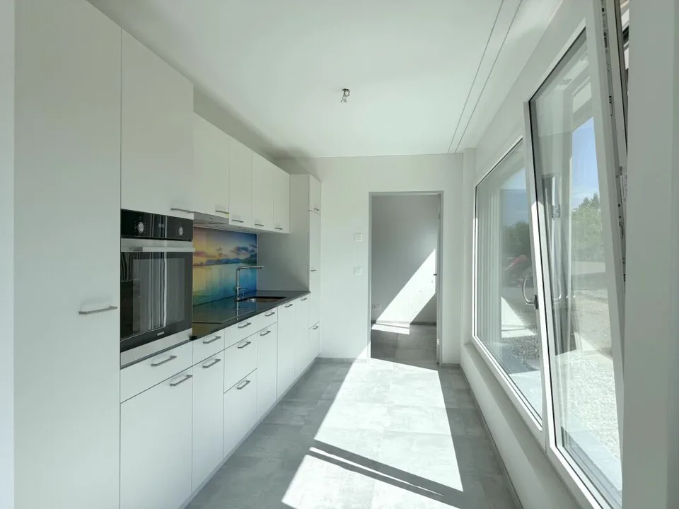 APPARTEMENT SPACIEUX AU REZ-DE-CHAUSSÉE AVEC COIN SALON COUVERT