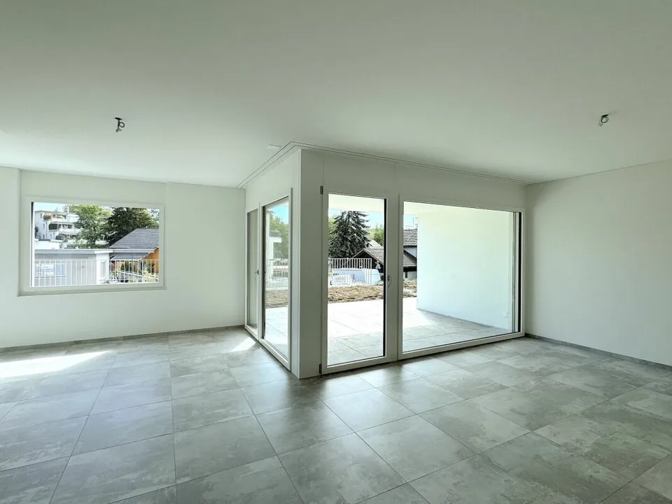 APPARTEMENT SPACIEUX AU REZ-DE-CHAUSSÉE AVEC COIN SALON COUVERT