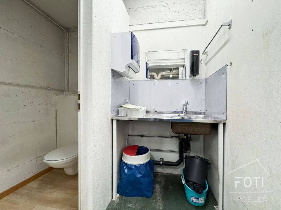 Bella vetrina con grandi locali deposito al 1° seminterrato accessibile. – foto 7 di 12