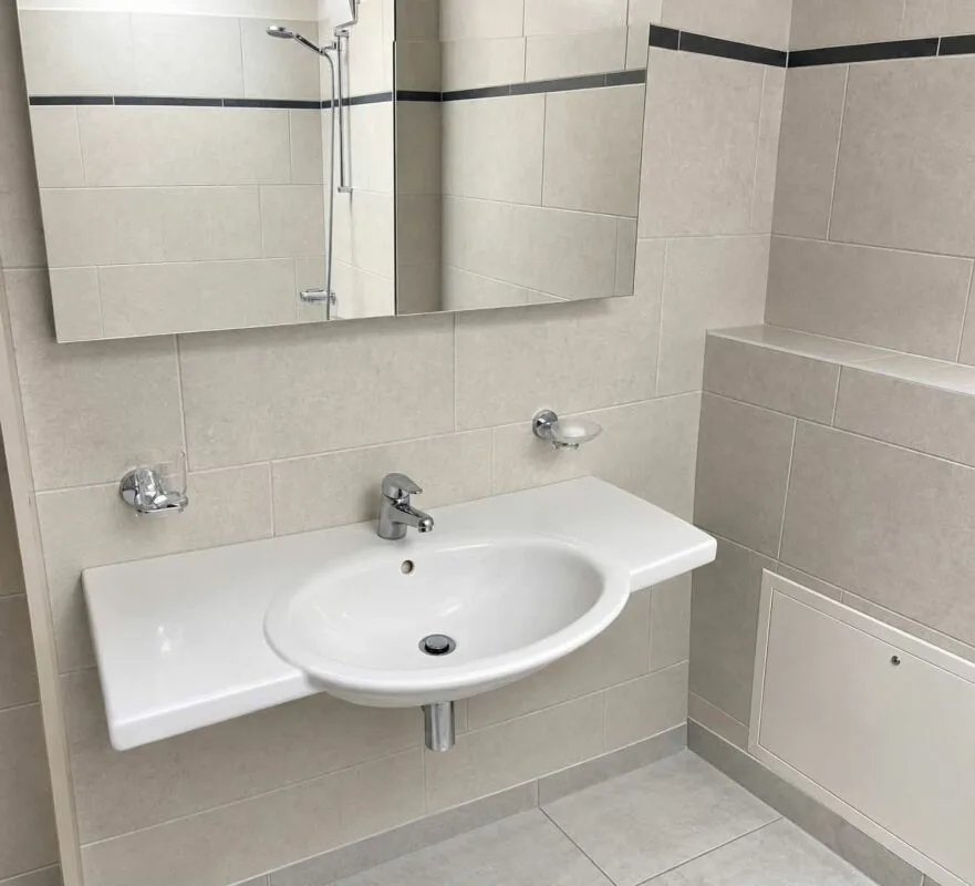 Appartement en attique spacieux de 3½ pièces avec beaucoup de charme à Domat/Ems