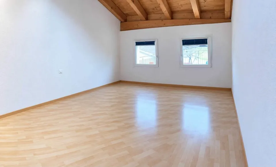 Appartement en attique spacieux de 3½ pièces avec beaucoup de charme à Domat/Ems